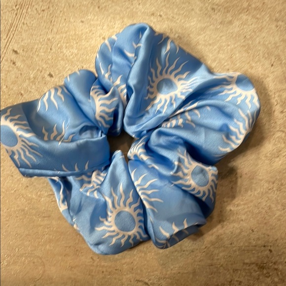 XL Blue Sun Patterned Scrunchie - Picture 4 of 4